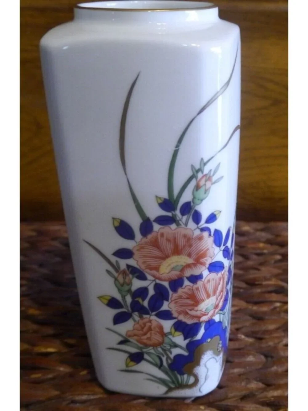 Fukagawa Vase. Imperial Household. Porcelain Arita Japan Vintage Poppies? Roses?